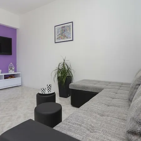 Charming Carmen Kaštela