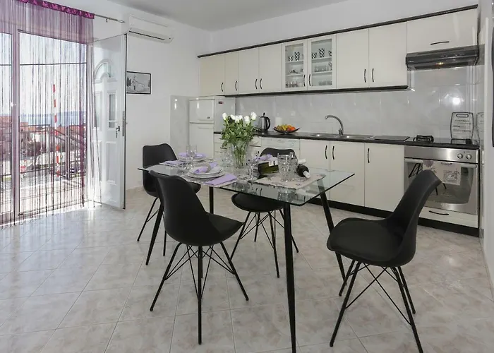 Charming Carmen Kaštela