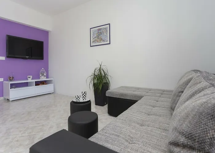 Charming Carmen Kaštela