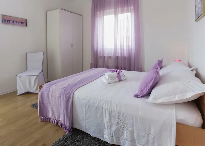 Charming Carmen * Kaštela